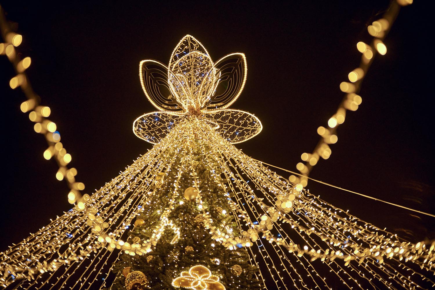 Large Outdoor LED Motif Christmas Tree with Light Canopy, Customizable Height (6m / 20ft, 10m / 33ft, 15m / 50ft ) for City Square and Malls