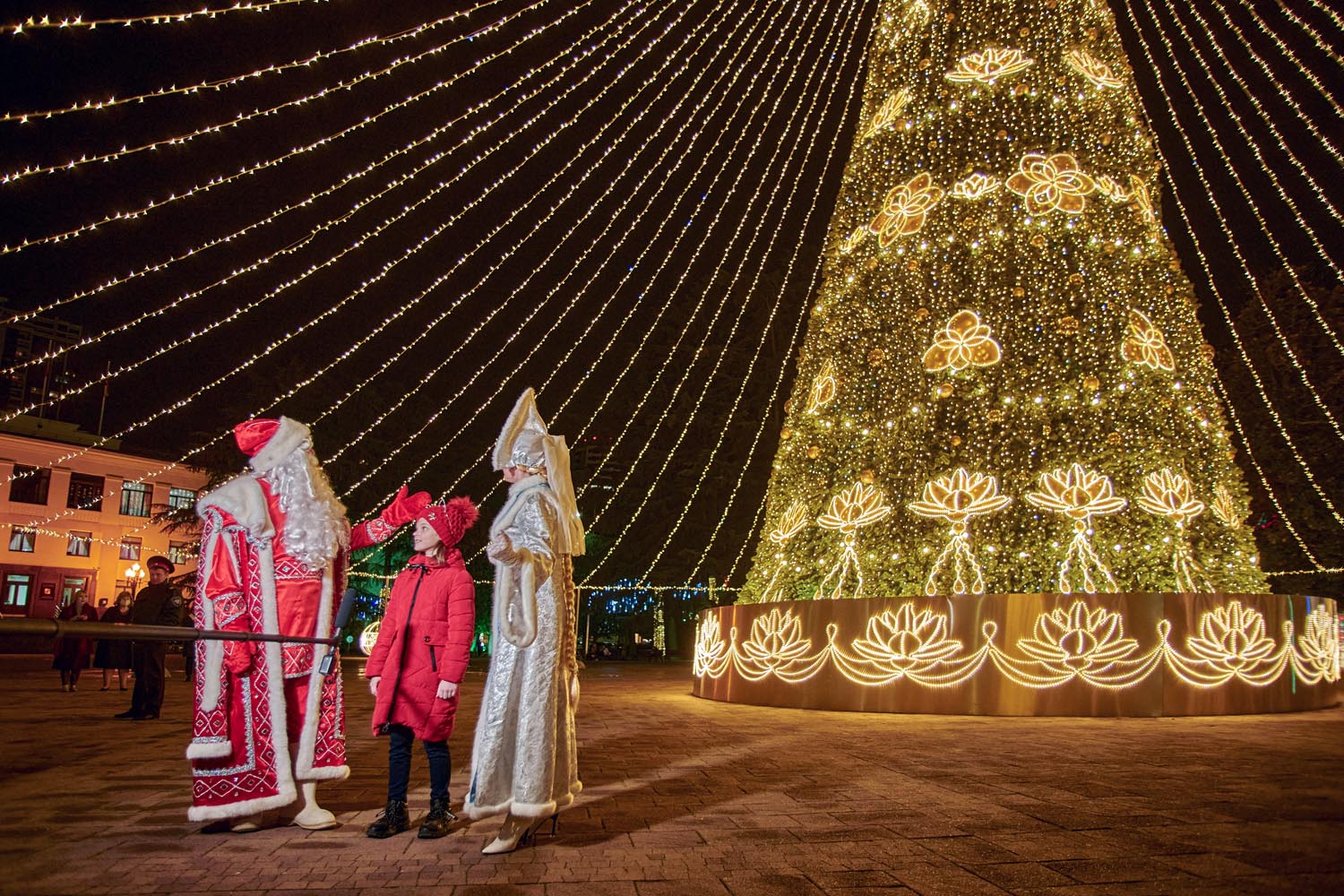 Large Outdoor LED Motif Christmas Tree with Light Canopy, Customizable Height (6m / 20ft, 10m / 33ft, 15m / 50ft ) for City Square and Malls