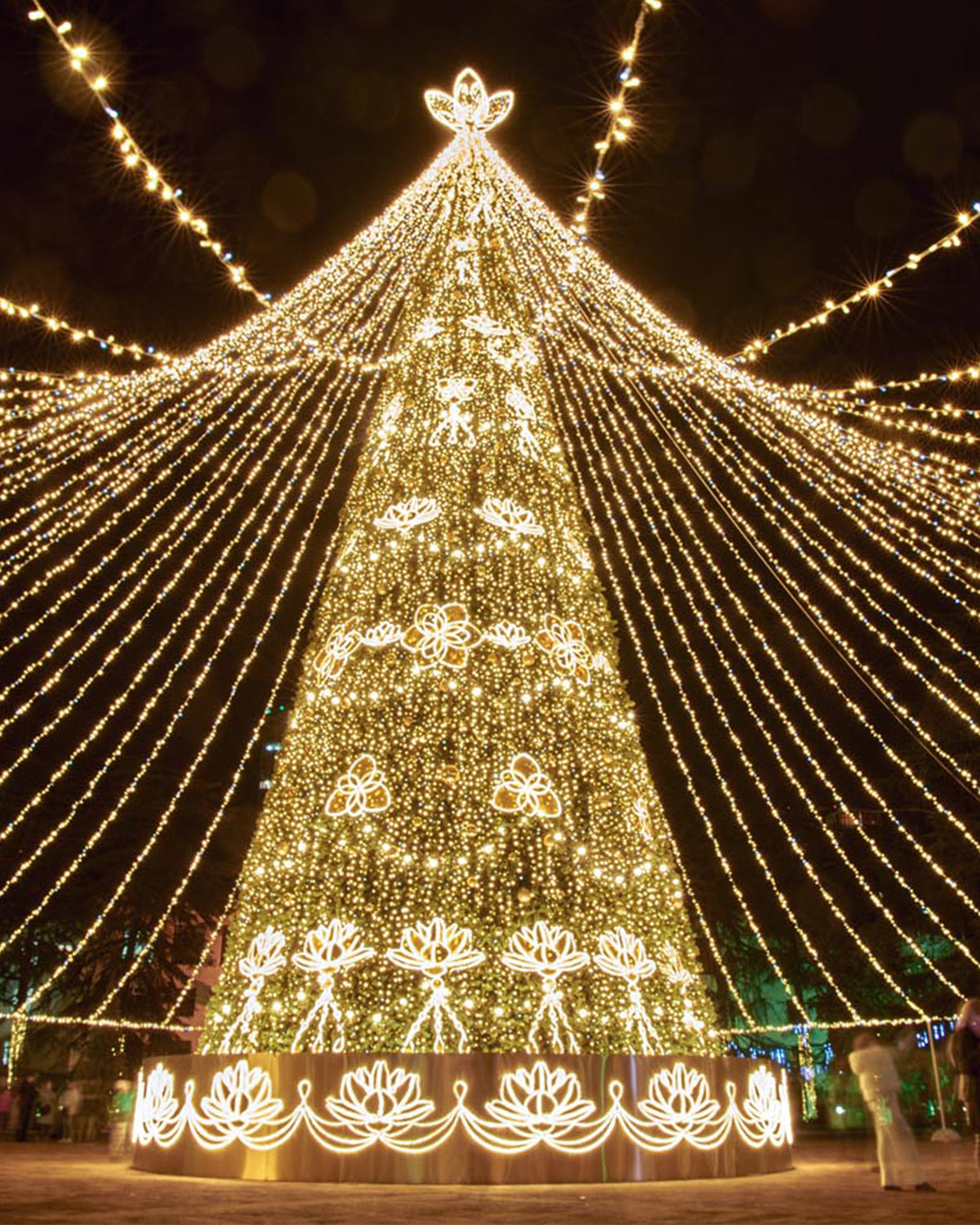 Large Outdoor LED Motif Christmas Tree with Light Canopy, Customizable Height (6m / 20ft, 10m / 33ft, 15m / 50ft ) for City Square and Malls