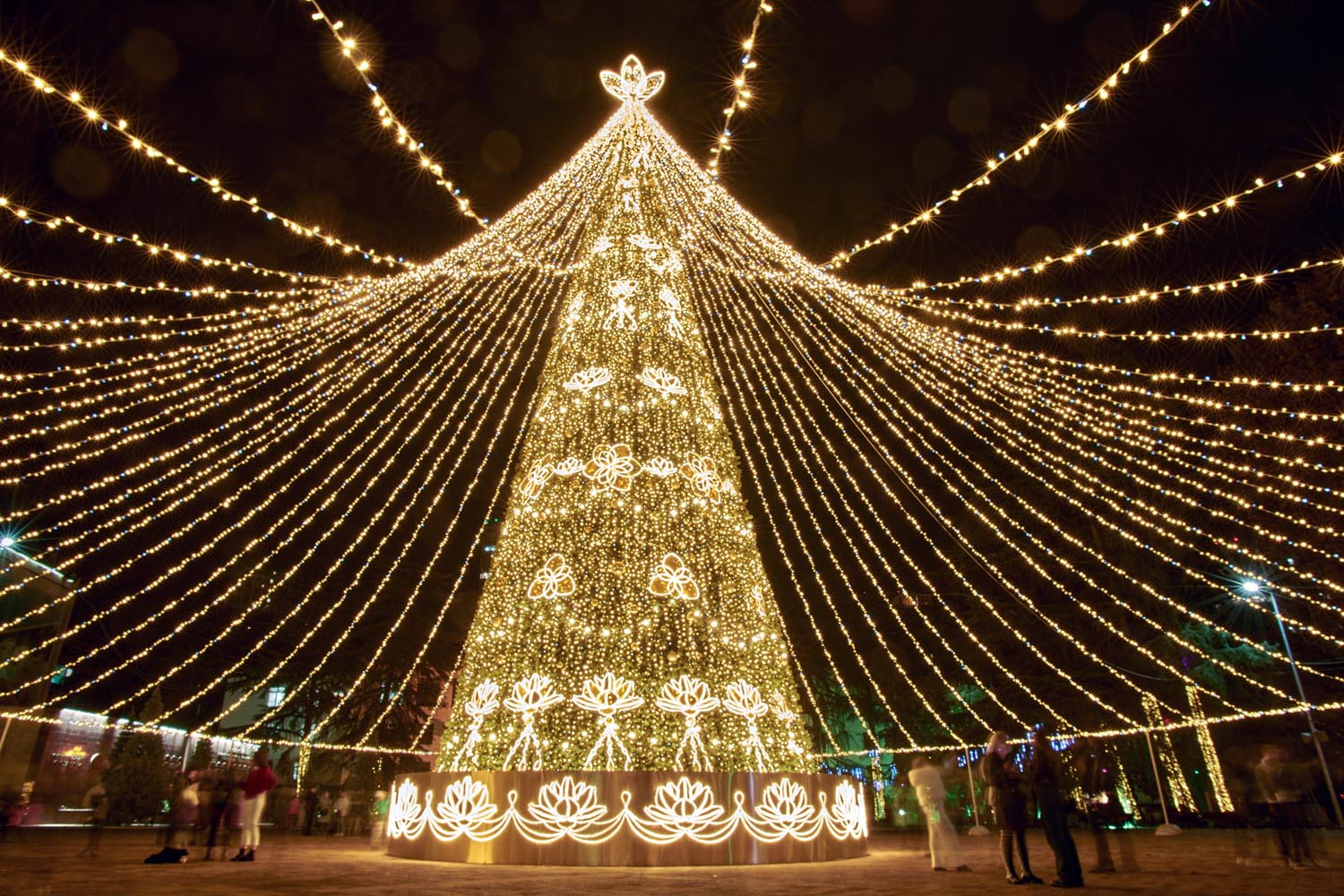 Large Outdoor LED Motif Christmas Tree with Light Canopy, Customizable Height (6m / 20ft, 10m / 33ft, 15m / 50ft ) for City Square and Malls