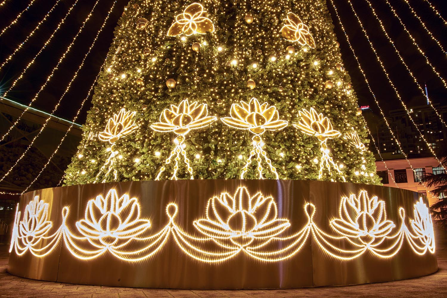 Large Outdoor LED Motif Christmas Tree with Light Canopy, Customizable Height (6m / 20ft, 10m / 33ft, 15m / 50ft ) for City Square and Malls