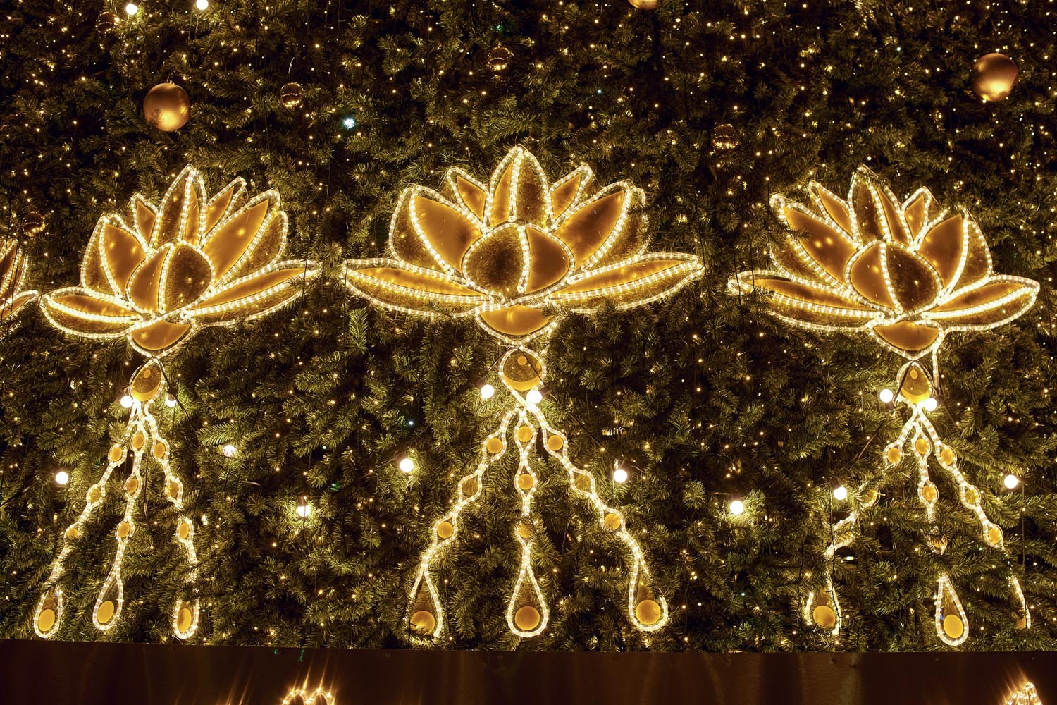 Large Outdoor LED Motif Christmas Tree with Light Canopy, Customizable Height (6m / 20ft, 10m / 33ft, 15m / 50ft ) for City Square and Malls