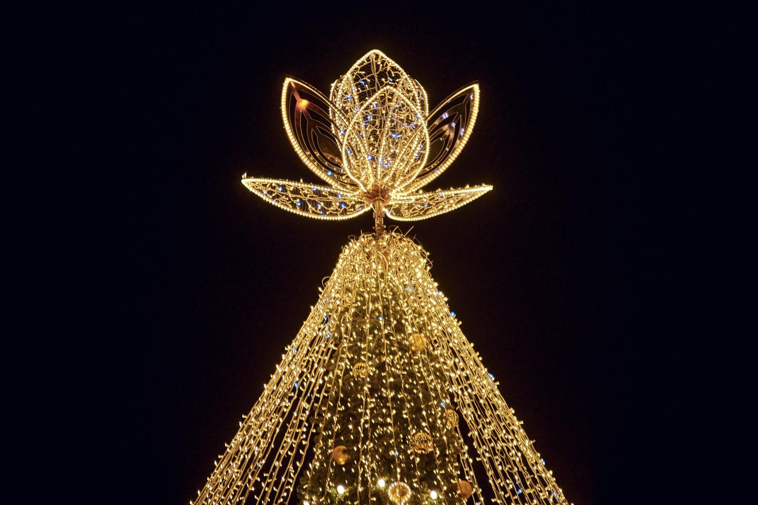 Large Outdoor LED Motif Christmas Tree with Light Canopy, Customizable Height (6m / 20ft, 10m / 33ft, 15m / 50ft ) for City Square and Malls