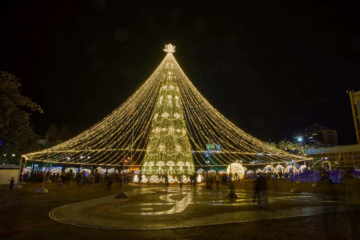Large Outdoor LED Motif Christmas Tree with Light Canopy, Customizable Height (6m / 20ft, 10m / 33ft, 15m / 50ft ) for City Square and Malls