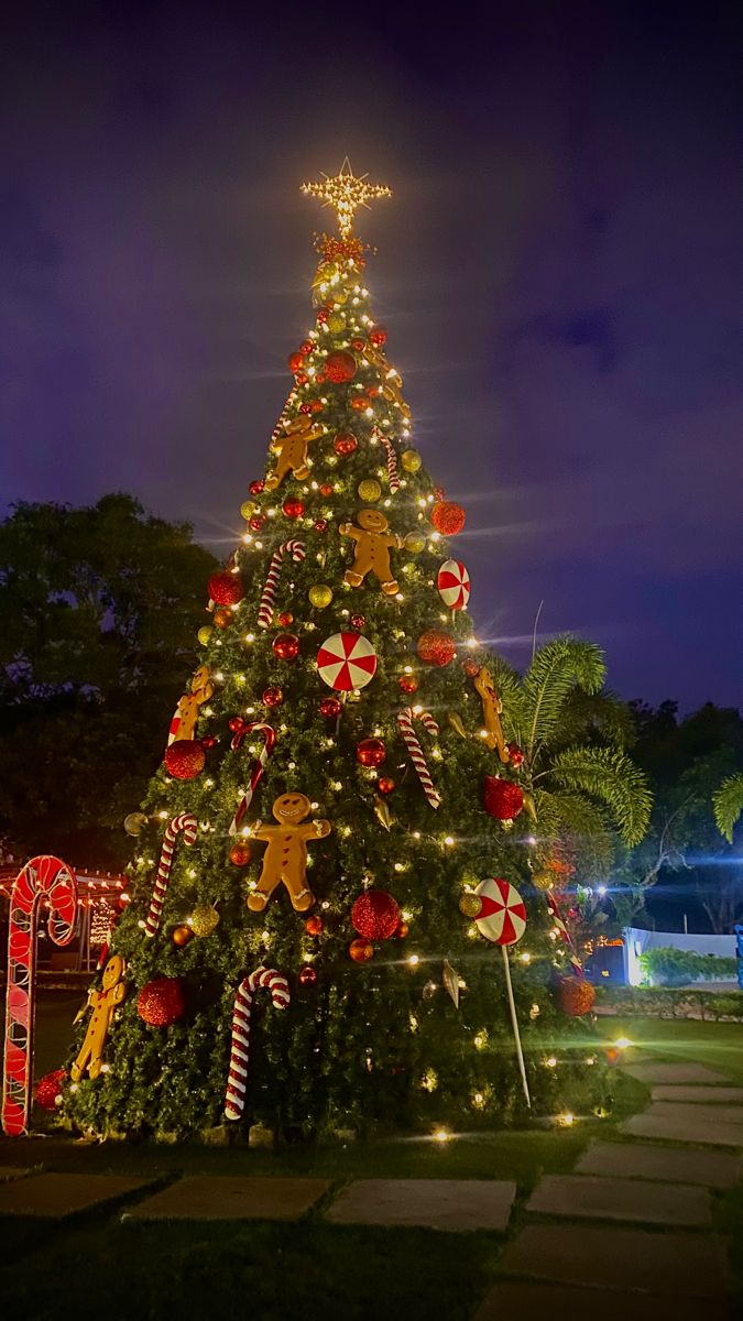 Programmable New Year Christmas Decoration Attractive Artificial 6m 10m 15m Giant PVC Illuminated Christmas Tree