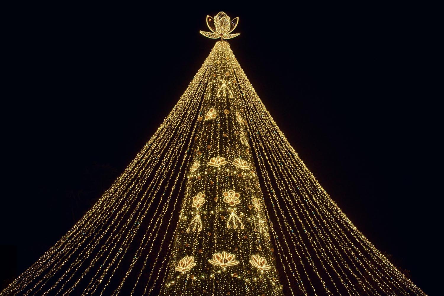 Large Outdoor LED Motif Christmas Tree with Light Canopy, Customizable Height (6m / 20ft, 10m / 33ft, 15m / 50ft ) for City Square and Malls