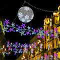 Arco de Luces Navideñas Aéreo L:10M - Motivo Cascada de Estrellas LED con Armazón de Hierro y PVC Ignífugo para Grandes Avenidas