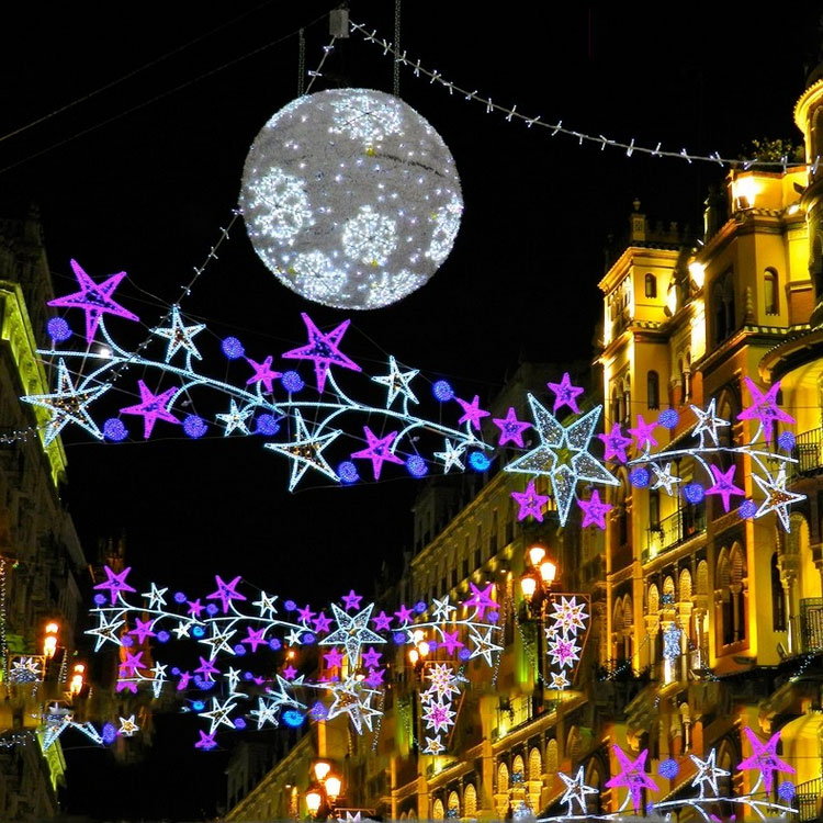 Arco de Luces Navideñas Aéreo L:10M - Motivo Cascada de Estrellas LED con Armazón de Hierro y PVC Ignífugo para Grandes Avenidas