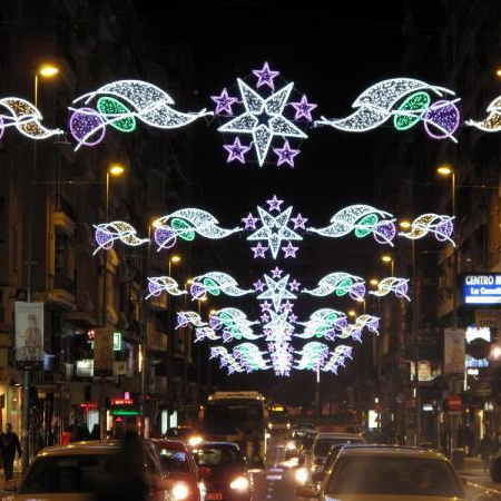Arco de Luces Navideñas para Calles L:10M - Motivo Central de Estrellas y Alas LED con Armazón de Hierro y PVC Ignífugo